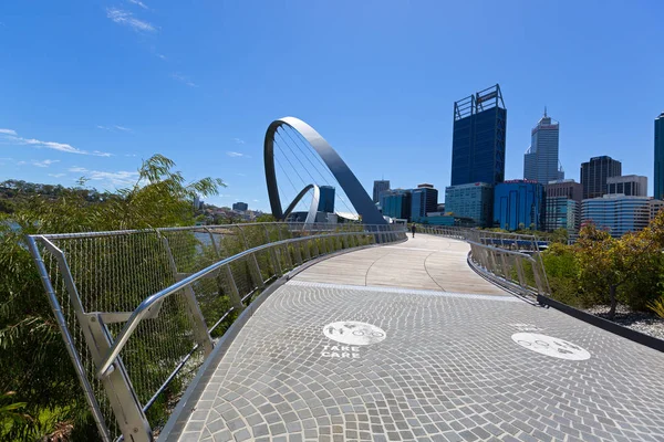 Perth Australië Februari 2018 Mensen Lopen Elizabeth Quay Voetgangersbrug Bij — Stockfoto