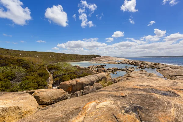 位于澳大利亚西部奥尔巴尼的两个人民湾保护区 美丽的步行小径通过灌木丛的文物足迹 — 图库照片