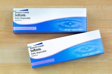 Bangkok, Tayland - Nisan 2018: Bausch ve Lomb Soflens kutuları günlük tek kullanımlık yumuşak kontakt lensler ile ahşap arka plan üzerinde 08 Nisan 2018 Bangkok, Tayland tarihinde asferik gözle ilgili