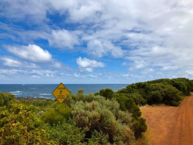 Avustralya yol, dikkat yürüyüşçü Crossing, Redgate Beach, kıyı boyunca road yakınındaki Batı Avustralya Güney-westerly noktası işaretleri
