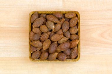 Geleneksel Çin tıbbı, üstten görünüm ahşap arka plan (Scaphium afin üzerinde kullanılan Malva somun (Tayvan tatlı sakız) kurutulmuş tohumları)