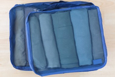 Örgü çanta haddelenmiş elbise, tişört, pantolon ile küp. Bagaj kolay, iyi organize ambalaj yardımcı olmak için seyahat Düzenleyici dizi