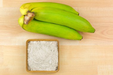 Synbiotic organik bütün Gros Michel muz, Koca Mike, ahşap arka plan üzerinde üstten görünüm olarak bilinen yapılmış Muz meyve tozu kurutulmuş