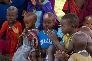 Tanzanya, Doğu Afrika - Nisan 2018: bir akasya ağacının altında açık okul olarak 13 Nisan 2018 üzerinde Tanzanya, Doğu Afrika şarkı Masai Afrikalı çocuklar