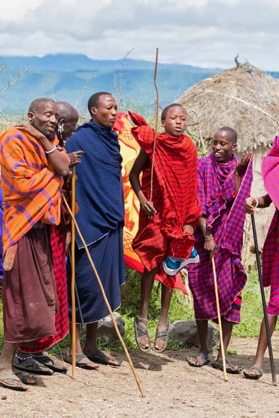 Tanzania África Oriental Abril 2018 Masai Men Performing Tradition Masai — Foto de Stock