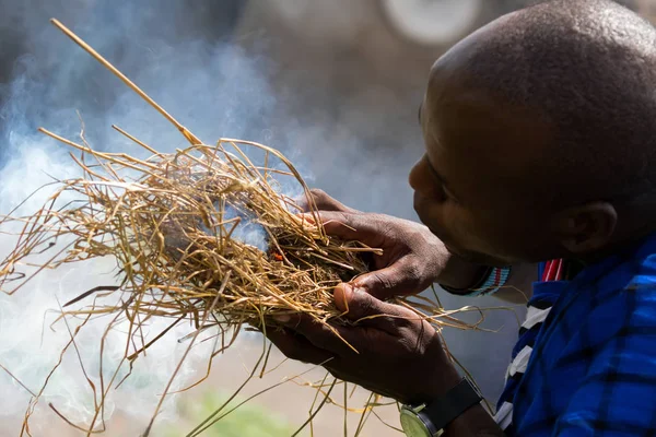 Tanzania África Oriental Abril 2018 Tribu Masai Demostrando Fabricación Fuego — Foto de Stock