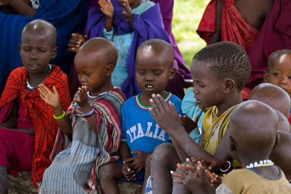 Tanzania África Del Este Abril 2018 Niños Africanos Masai Cantan — Foto de Stock