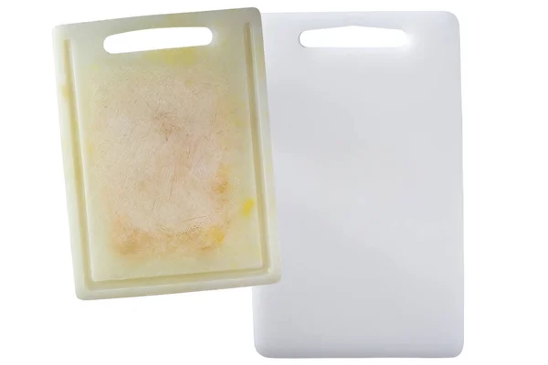 新的干净和肮脏的白色塑料切割板与深色污渍划痕隔离在白色背景 — 图库照片