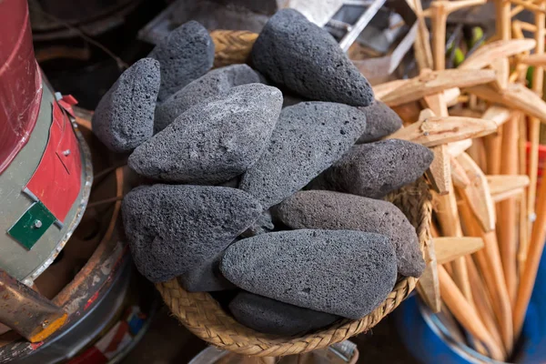 スコリア石 火山岩 黒溶岩原石ダークカラー Mto の新鮮な市場で Mbu アルーシャ タンザニアの販売で穴小胞の完全 — ストック写真