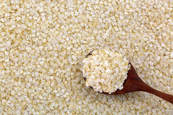 延白キノア種子グルテン フリーのフレークのスプーン タンパク質 食物繊維 ビタミン ミネラル キノアの高い有機穀物を平坦化 — ストック写真
