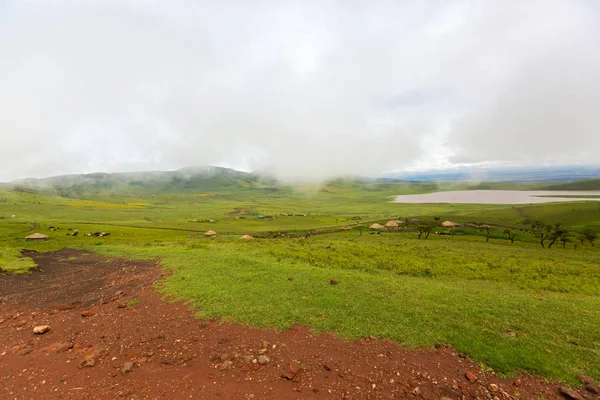 Scenic Mistige Van Maasai Boma Hut Behuizing Buurt Van Lake — Stockfoto