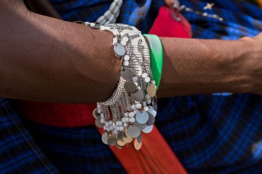 Bilek ile güzel el yapımı gümüş bilezik Arusha, Tanzanya, Doğu Afrika Masai Afrika mans
