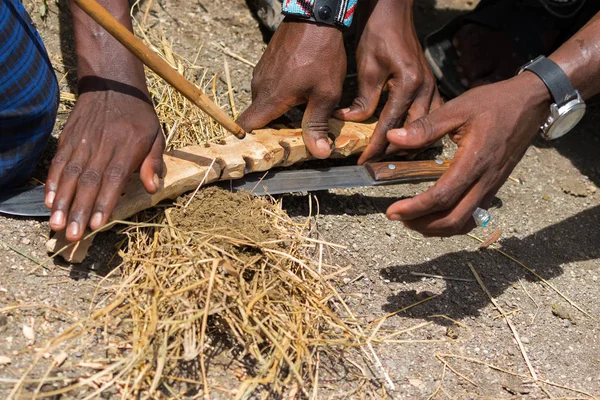 Tanzania África Del Este Abril 2018 Maasai Tribesman Demostrando Fabricación — Foto de Stock