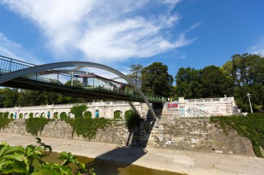 Vienna, Avusturya - Temmuz 2018: Wienfluss Viyana Nehri altında Stadtpark, Viyana, Avusturya üzerinde 15 Temmuz 2018 yaz sezonunda Şehir Parkı akışı ile insanlar Geçiş Köprüsü