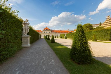 Vienna, Avusturya - Temmuz 2018: Beyaz heykel, Viyana, Avusturya üzerinde 15 Temmuz 2018 alt Belvedere Sarayı bahçesinde