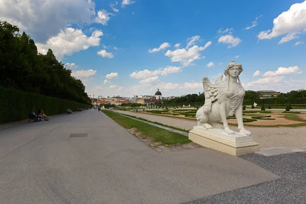2018 日にオーストリア ウィーンのベルヴェデーレ宮殿で歩いて次を座っている訪問者と庭でウィーン オーストリア 2018年 白のスフィンクス像 — ストック写真