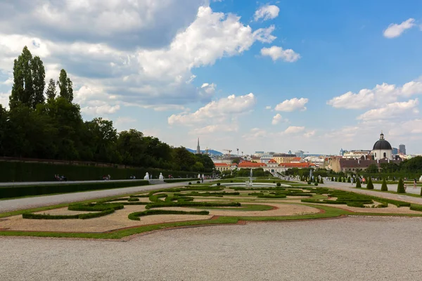 Vienna Austria July 2018 People Sitting Garden Belvedere Palace Vienna — Stock Photo, Image