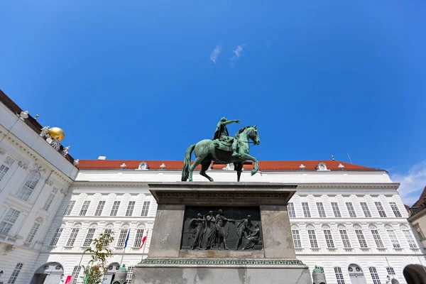 2018 オーストリア ウィーンのホーフブルク宮殿 Josefsplatz 広場で馬に乗って神聖ローマ皇帝ヨセフ のウィーン オーストリア 2018年 乗馬の彫像 — ストック写真
