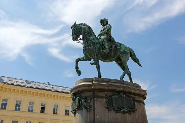 オーストリア、ウィーンで Teschen 乗馬の公爵大公アルブレヒトの有名な騎馬像 — ストック写真