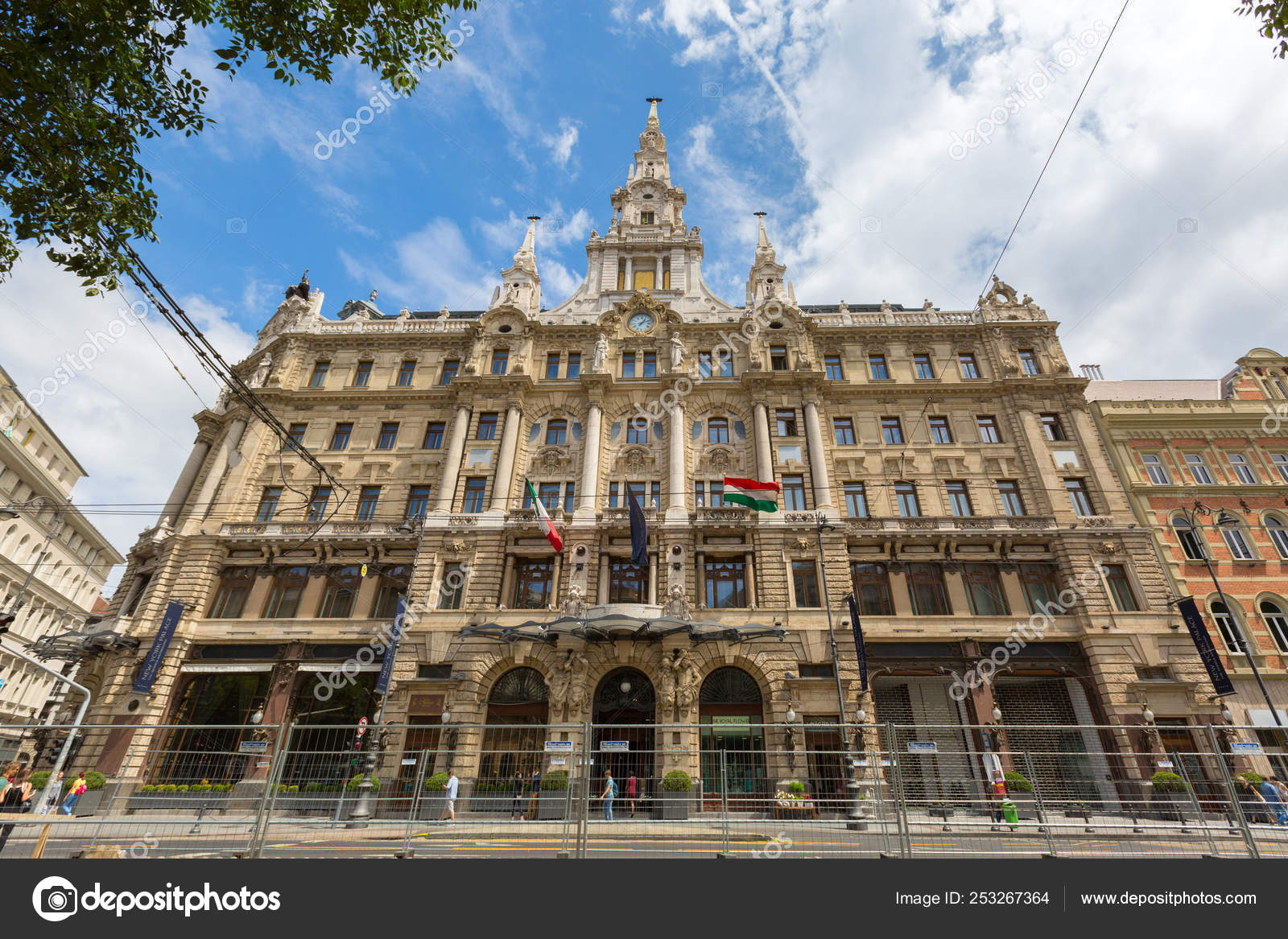 보스 콜로 부다페스트, 뉴욕 팰리스 부다페스트 호텔의 외관 — 스톡 에디토리얼 사진 © sasimoto #253267364