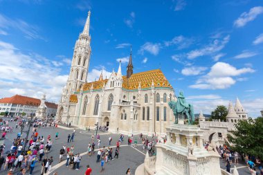 Macaristan 'ın ilk kralı St Stephen önünde St Stephen Binicilik Heykeli yakınında yürüyen insanlar