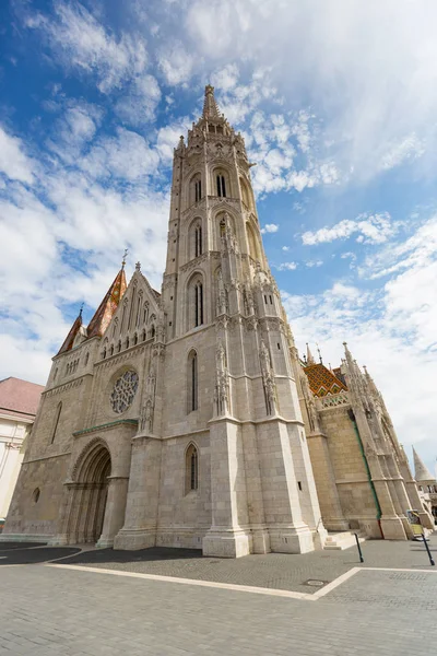 Exteriör av Matthias kyrka, kyrkan av vår fru av Buda, i Budapest, Ungern — Stockfoto