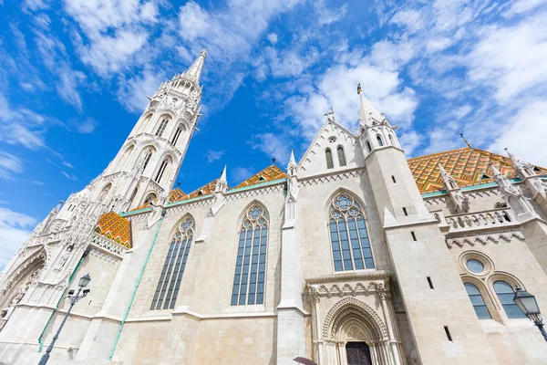Exteriör av Matthias kyrka, kyrkan av vår fru av Buda, i Budapest, Ungern — Stockfoto