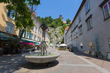 Graz, Avusturya Schlossbergplatz merdiven arka plan ile Schlossbergplatz üzerinde Çeşme 