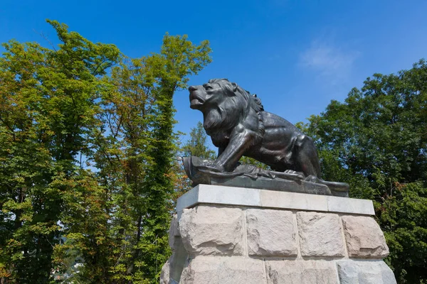 Estatua de león Hackher en la cima del castillo de Schlossberg en Graz, Austria — Foto de Stock