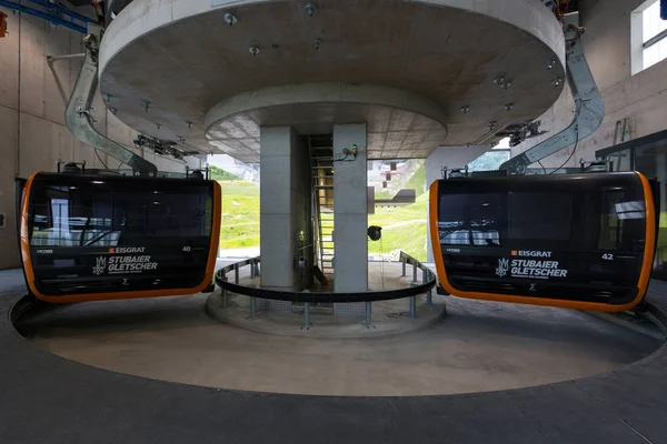 O elevador de gôndola Stubaier Gletscher aproxima-se da estação no glaciar Stubai, no Tirol, Áustria — Fotografia de Stock