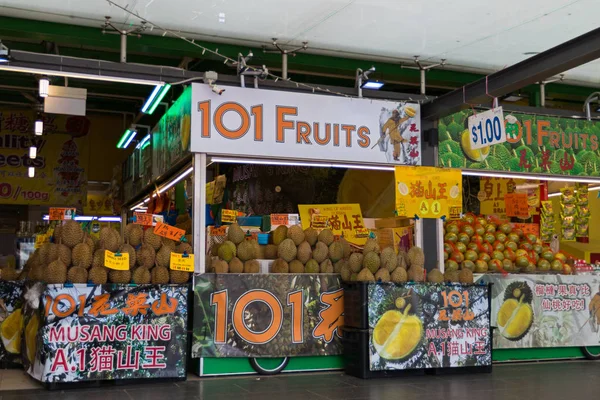 Durian kraampjes verkopen in een markt in Chinatown in Singapore — Stockfoto