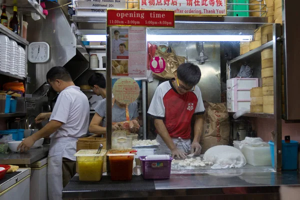 People at Zhong Guo La Mian Xiao Long Bao restaurant preparing noodles, dumplings in Chinatown, Singapore — Stock Photo, Image