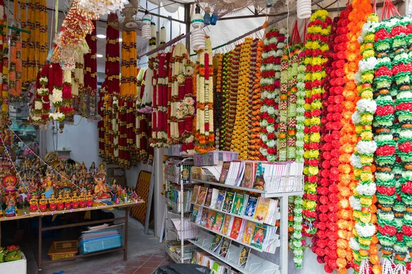 Guirnaldas coloridas de flores de caléndula, otras ofrendas para ofrecer a Dios durante la adoración en la pequeña India, Singapur —  Fotos de Stock