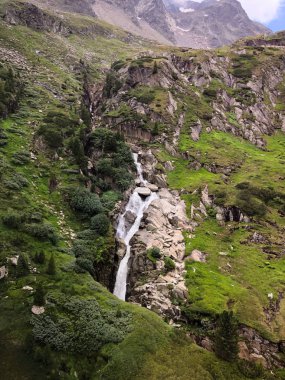 Tirol, Avusturya 'da Stubai Glacier 'da geniş toprakta kar eriterek dere