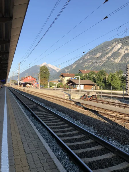 Jenbach Bahnhof järnvägsstation under sommaren i Jenbach, Österrike — Stockfoto