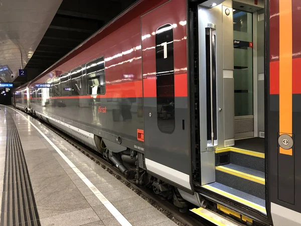 Railjet high speed rail service train arriving Flughafen Wien Bahnhof, Vienna Airport railway station — Stock Photo, Image