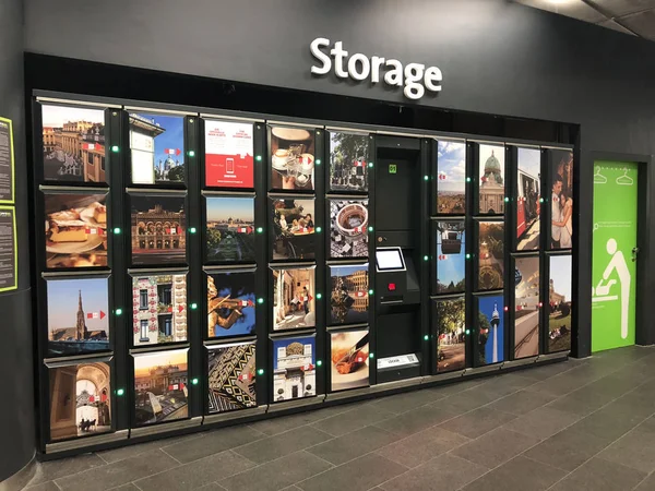 Luggage storage lockers provided for Vienna City Airport Train (CAT) customers — Stock Photo, Image