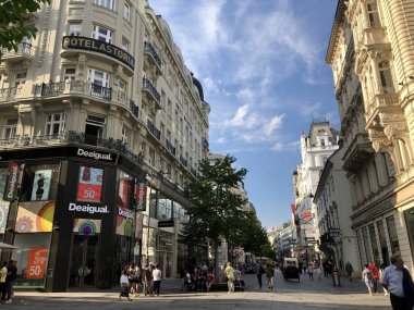 İnsanlar Carinthian Street (Kaerntner Strasse), Viyana ünlü alışveriş caddesi üzerinde yürüyüş