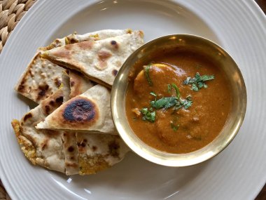 Nepal kahvaltı yemeği, Yumurta köri ile Paratha doldurulmuş ekmek çanak Nepal servis