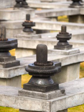 Shiva Lingam taş Dhulikhel, Nepal yürüyüş meditasyon pratik meditasyon labirentte Rudraksha ile sarılmış