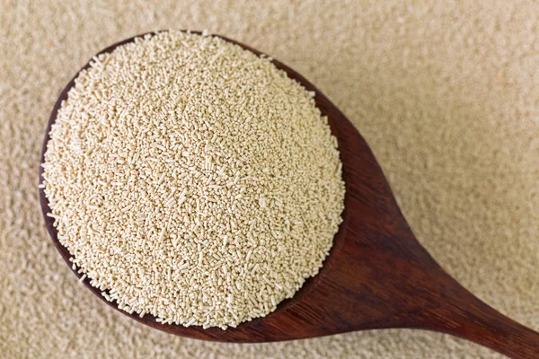 Actieve droge bakken gist granulaat in houten lepel — Stockfoto