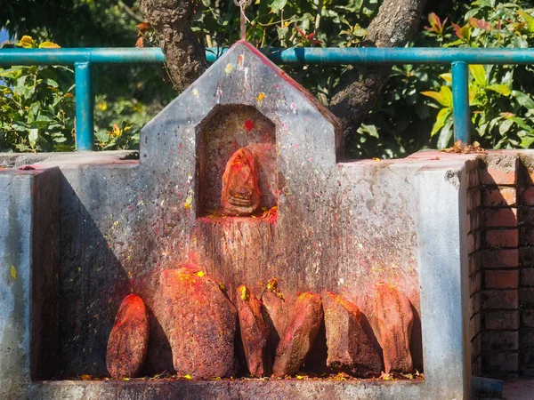 Shrine covered in vermillion to worship Goddess Kali. in Dhulikhel, Nepal — Stock Photo, Image