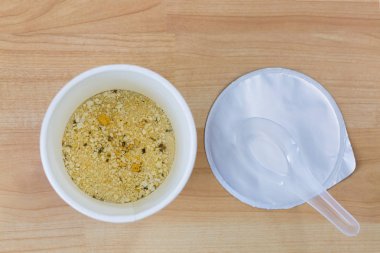 Kurutulmuş domuz eti ve lezzet ile anında pişmiş pirinç lapası çorbası