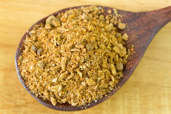 Steak seasoning marinade powder full of coarsely ground spices in wooden spoon — Stock Photo, Image