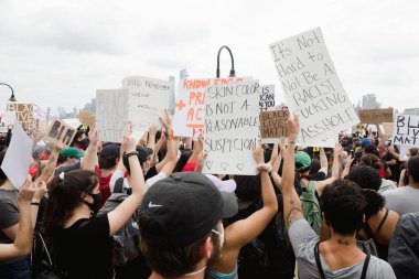 Hoboken, NJ / USA - 5 Haziran 2020: Hoboken, NJ Hoboken, NJ Hoboken, NJ / USA - 5 Haziran 2020: Hoboken, NJ Hoboken 'deki Siyahi Yaşamlar Barışçıl Protesto 