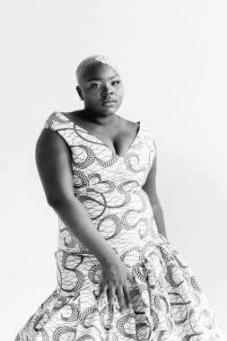 Etnik gelinlik ya da gece giysisi içinde siyah ve büyük beden güzel bir bayan.