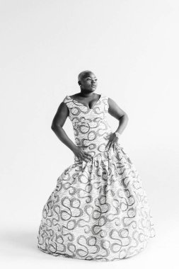 Etnik gelinlik ya da gece giysisi içinde siyah ve büyük beden güzel bir bayan.