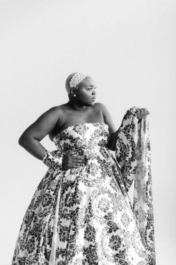 Etnik gelinlik ya da gece giysisi içinde siyah ve büyük beden güzel bir bayan.