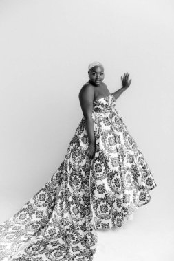 Etnik gelinlik ya da gece giysisi içinde siyah ve büyük beden güzel bir bayan.