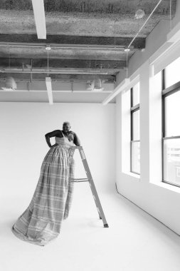 Etnik gelinlik ya da gece giysisi içinde siyah ve büyük beden güzel bir bayan.